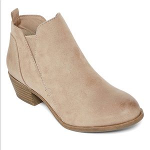 Arizona Women’s Gale Block Heel Bootie